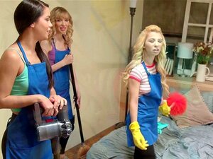 Heiße Haushälterinnen spritzen sich gegenseitig an. Eine reiche Milf