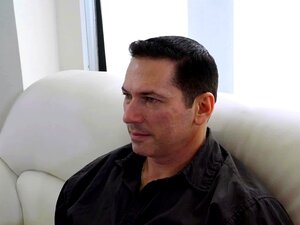 Hårete søtnos rir på blindfoldet stefar