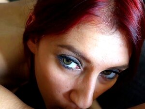 Degustazione POV di una ragazza. La ragazza in POV assapora la figa e