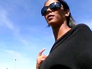 Dunkelhäutige brünette Tussi bläst und wird für Geld gefickt