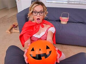 Halloween-Stiefschwester hämmert