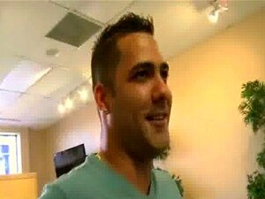 Verzweifelte Süße nackt in der Öffentlichkeit und fickt, um die