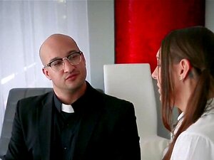 Lief brunette kreeg stuffed hard door een nep priester. Casual cutie