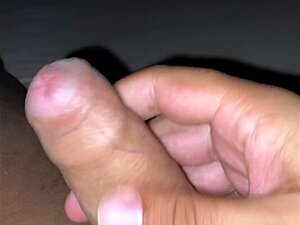 mann wichst langsam einen penis ab