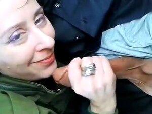 Une nana suce la bite d'un inconnu dans la voiture