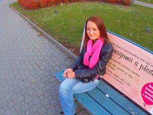 Echte rothaarige Süße schluckt Sperma im Freien von POV. Echte