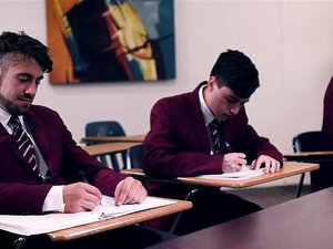 Lehrerin wird von vier ihrer jüngeren Schüler durchgefickt. Die