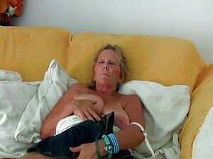 Nonna con tette grosse si masturba in collant