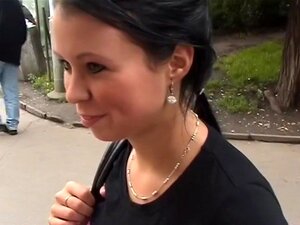 Krystinka em vídeo de sexo amador mostra uma garota fazendo um