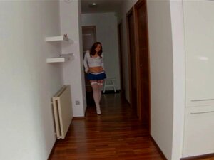 Vuistminnende babe speelt met haar zoete kutje