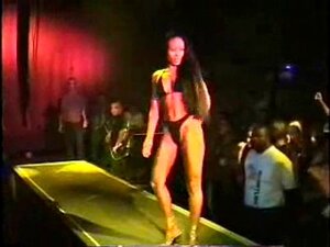 Laissez-vous envoûter par le charme envoûtant de ces babes