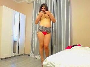 Дама у црвеном са великим сисама