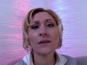 Kinky tysk milf leker. Kinky tysk milf peggar sina små bröst medan