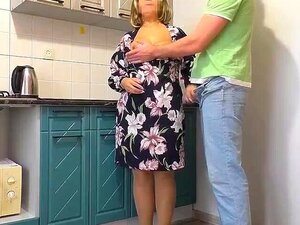 Alte Frau im Blumenkostüm wird von hinten in der Küche durchgebohrt