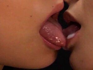 Asiatische Süße Lesben teilen sich eine Ladung Sperma