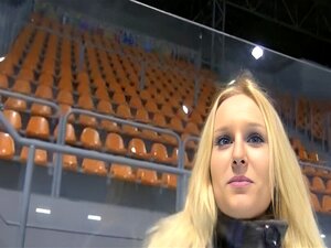 Eislaufen mit großen Titten Eurobabe Angel wird für Geld in den