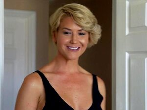 Zierliche Stieftochter erwischt MILF-Stiefmutter und geile