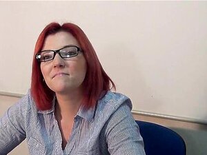 Dreckiger Analsex im Büro mit der tätowierten französischen