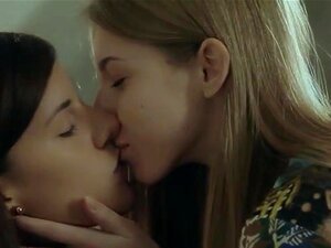 2 unglaubliche lesbische Babes, 21 Jahre alt, spielen mit einem