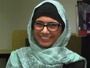 Mia Khalifa in der Bibliothek