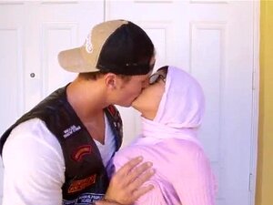 Mia Khalifa erwischt ihre Stiefmutter