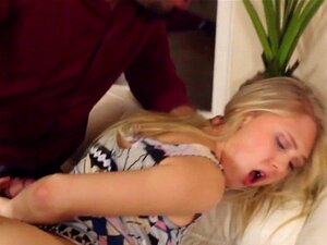 Babysitterin spritzt BBC. Teenager-Babysitterin wird gefingert und mit