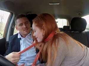 Lävistetty pillu punapää panee dirving collegessa. Kalpea punapää