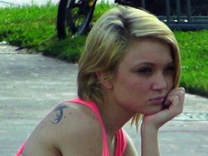 Süße Anhalterin masturbiert im Auto. Blonde, versaute Anhalterin