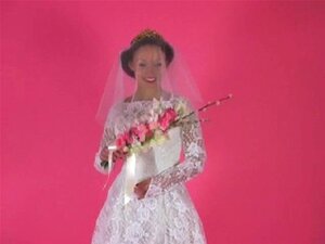 Eine erotische Tease 001-A brünette Braut zieht sich aus ihr aus