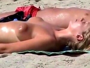 Mädchen mit großen Brustwarzen oben ohne am Strand