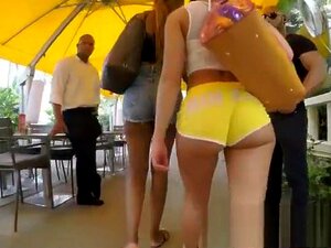 Han flaggade heta tjejer i korta shorts nära stranden,