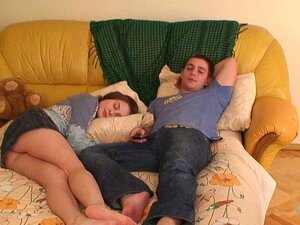 Ein frisches Paar zu Hause. Ein Mädchen lutscht einen Schwanz ihres