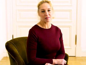 MATURE4K. Reife Frau in Strümpfen wird vaginal durchgefickt