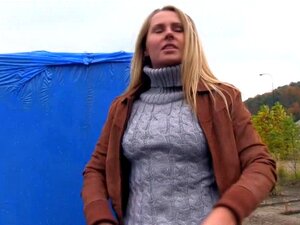 Amateur Zuzana zeigt ihre straffen Titten und wird hart gefickt. Die