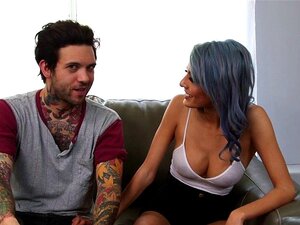 Alt-Punk-Babe wird geleckt. Alt-Punk-Babe wird geleckt und gefickt,