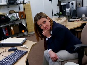 Die schicke Geschäftsdame zeigt ihre großen Krüge und lässt sich