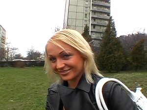 Bruden ger hingsten en kåt avsugning, att suga killens kuk offentligt