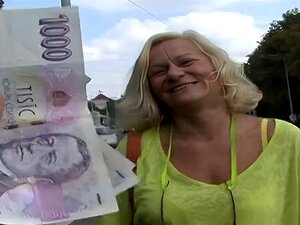 Oma fickt auf der Straße. Schau zu, wie diese geile Oma mitten auf