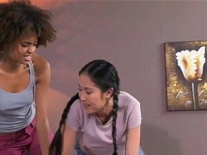 MAMA Schwarze und asiatische Babysitter ficken große Titten blonde