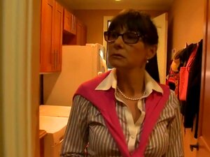 Coït hardcore de luxe avec une MILF sur le canapé