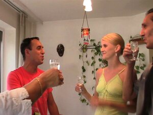 Geburtstag führt zu einem Dreier mit seinen alten Stiefeltern