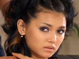 Wunderschöne Maria ozawa, die auf ihr Sexwerkzeug steht. Nackte