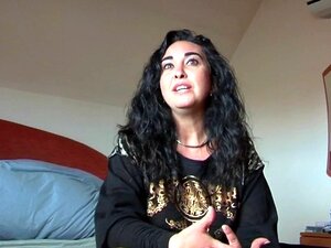 Reife rothaarige Oma in fliederiger Muschi auf dem Bett. Rosa reife