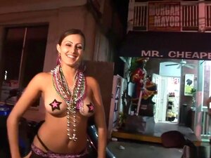 Unglaubliche Pornodarstellerin in exotischem Striptease,