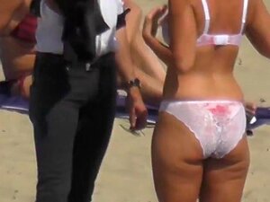 Sie zögert, wird aber am Strand nackt