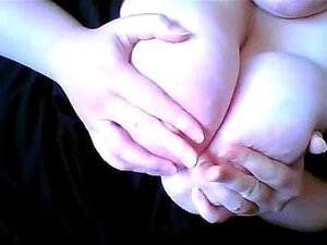 Melkwitte bbw teef laat haar grote hete tieten zien op cam, dikke