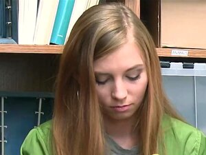 Ava's onschuld wordt weggenomen door een geile agent met een grote lul