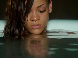 Rihanna - Aufenthalt (Nacktbad)