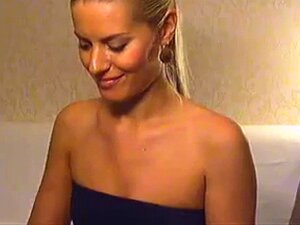 Blonde Schlampe mit ihrem Dildo