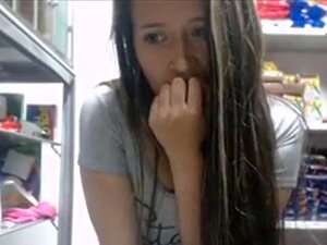 Diese versaute Teenagerin zeigt dir vor der Webcam, wie sie sich